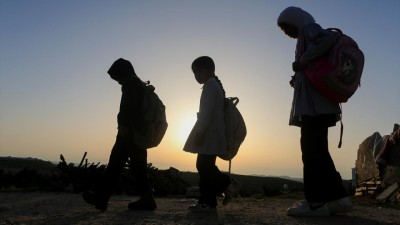 Batı Şeria’da öğrenciler, İsraillilerin kapattığı yol nedeniyle derslerine sokakta devam ediyor